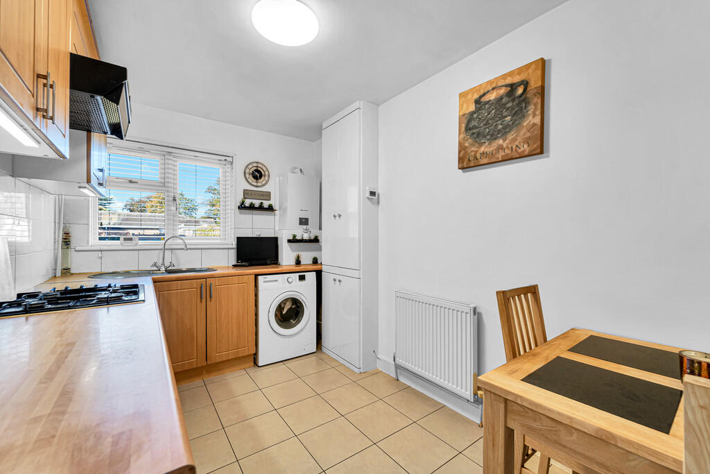 Oakhall Drive, Sunbury-on-Thames photo 3