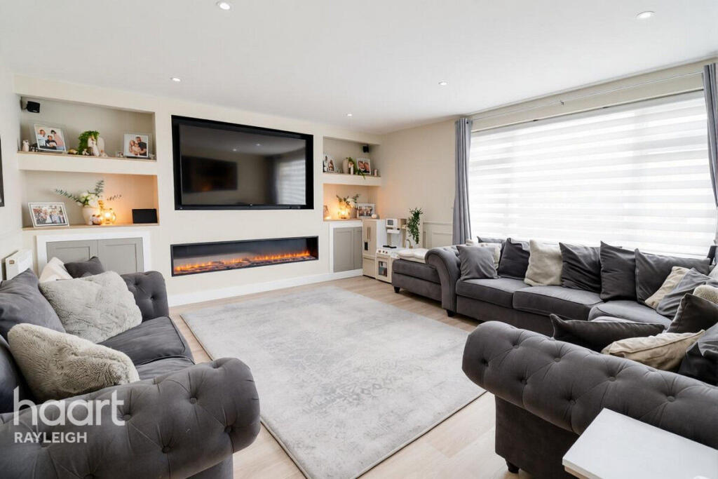 House in Rochford, Hullbridge - View 3