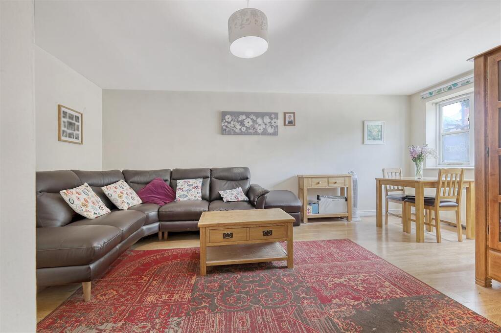 Apartment in Enfield, Enfield Island Village, London Borough of Enfield - View 4