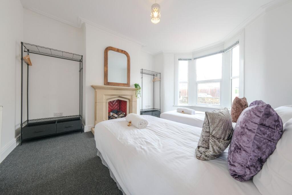 5 bedroom semi-detached house for rent