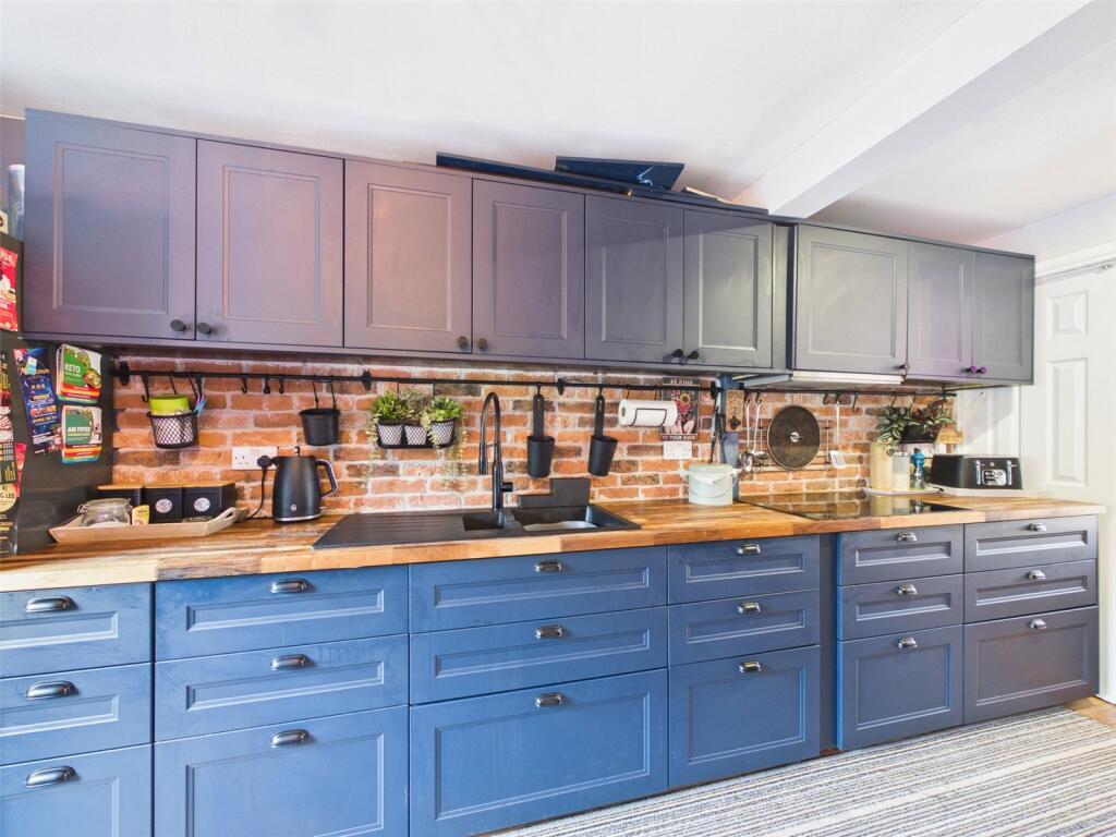House in Worcester - View 5