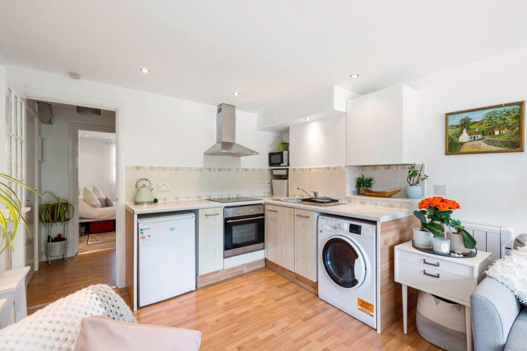 Apartment in Newton, Mumbles - View 5