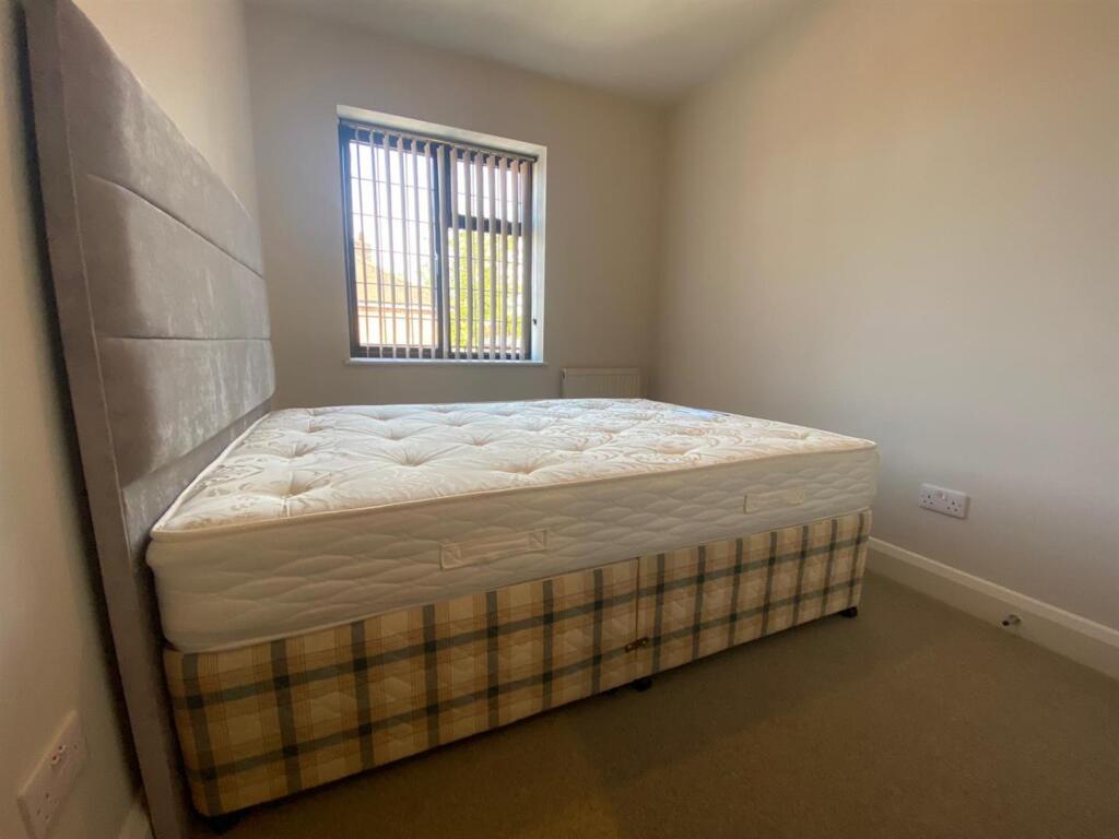 Apartment in Southall - View 5