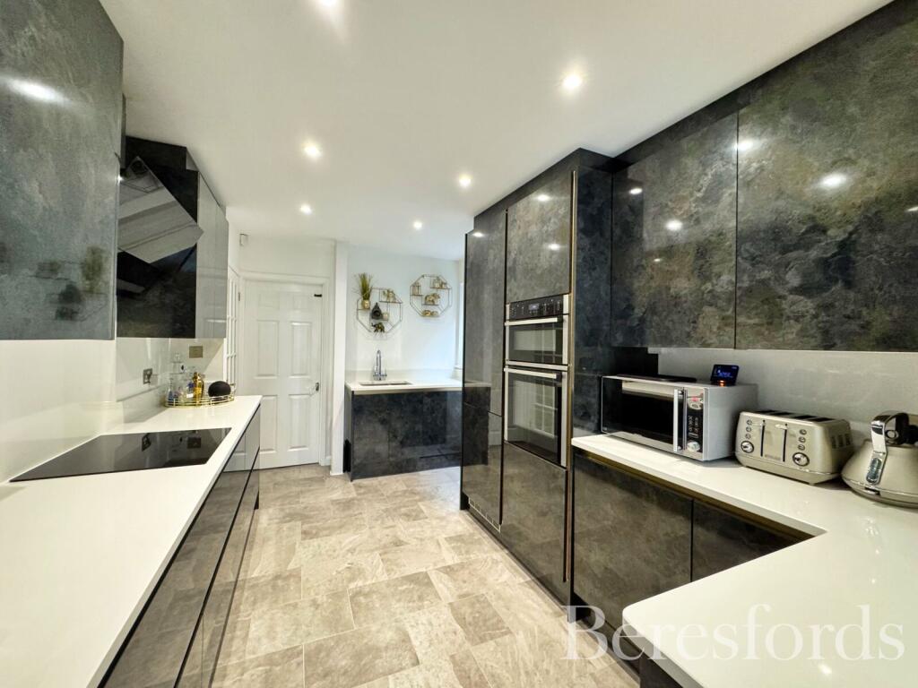 Ilfracombe Crescent, Hornchurch, RM12 photo 2