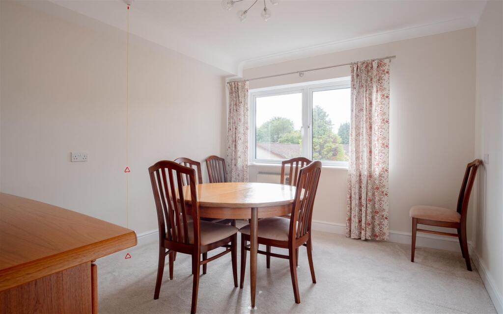 Apartment in Reigate and Banstead, South Park - View 4
