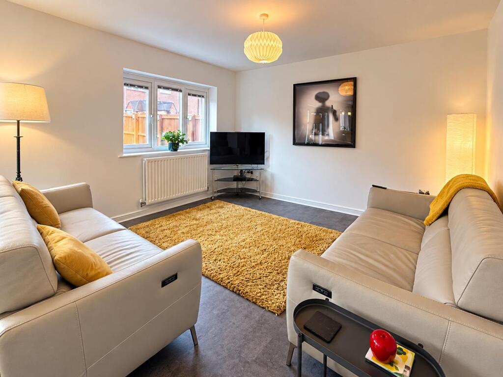 House in Sefton, Thornton - More