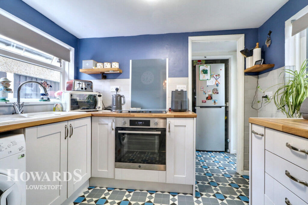 3-bed bungalow on Kirkley Run, Lowestoft, £250,000