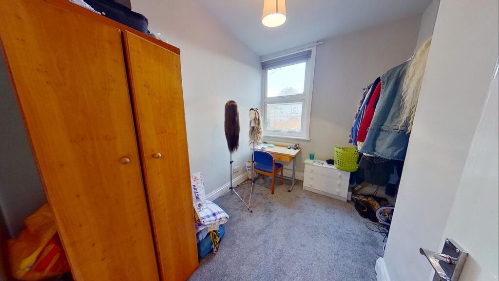 House in Leeds, West Yorkshire - View 4