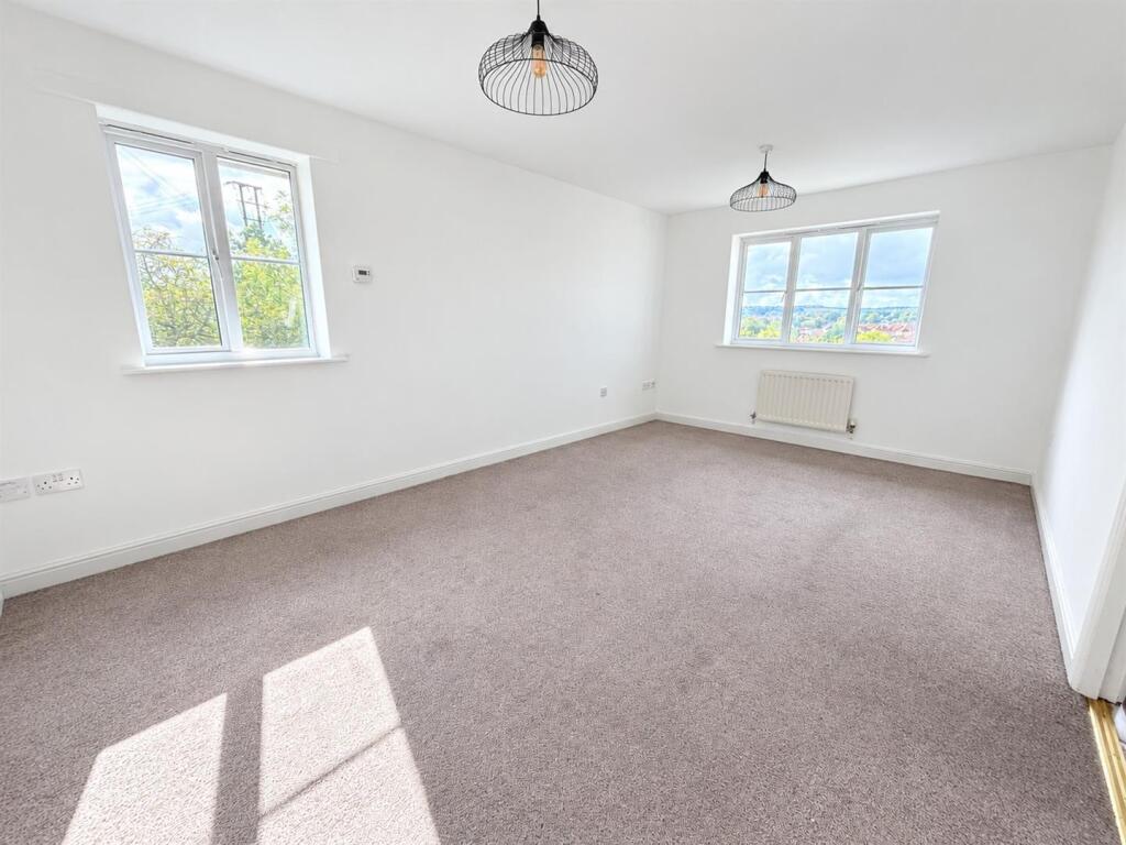 Apartment in Calderdale, Thornhills - View 2