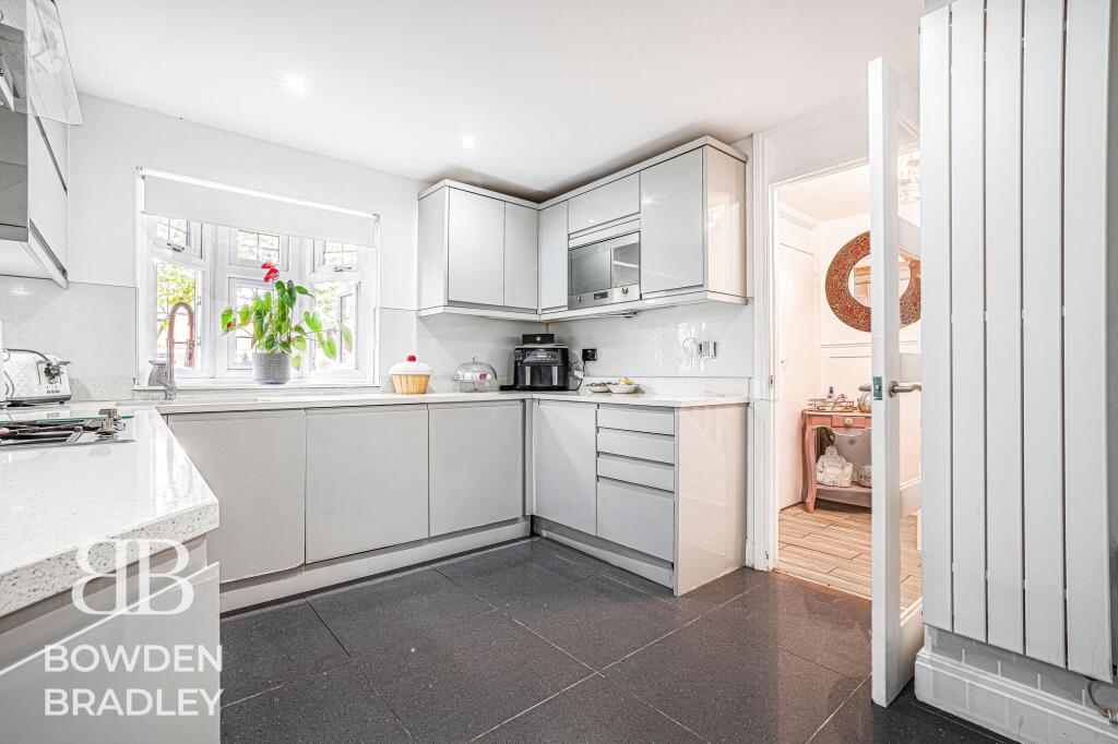 House in Epping Forest, Grange Hill, Chigwell - More