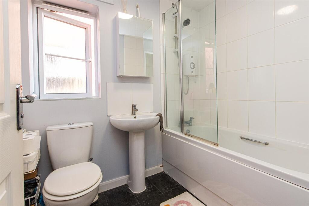 House in Kettering, Hanwood Park - More