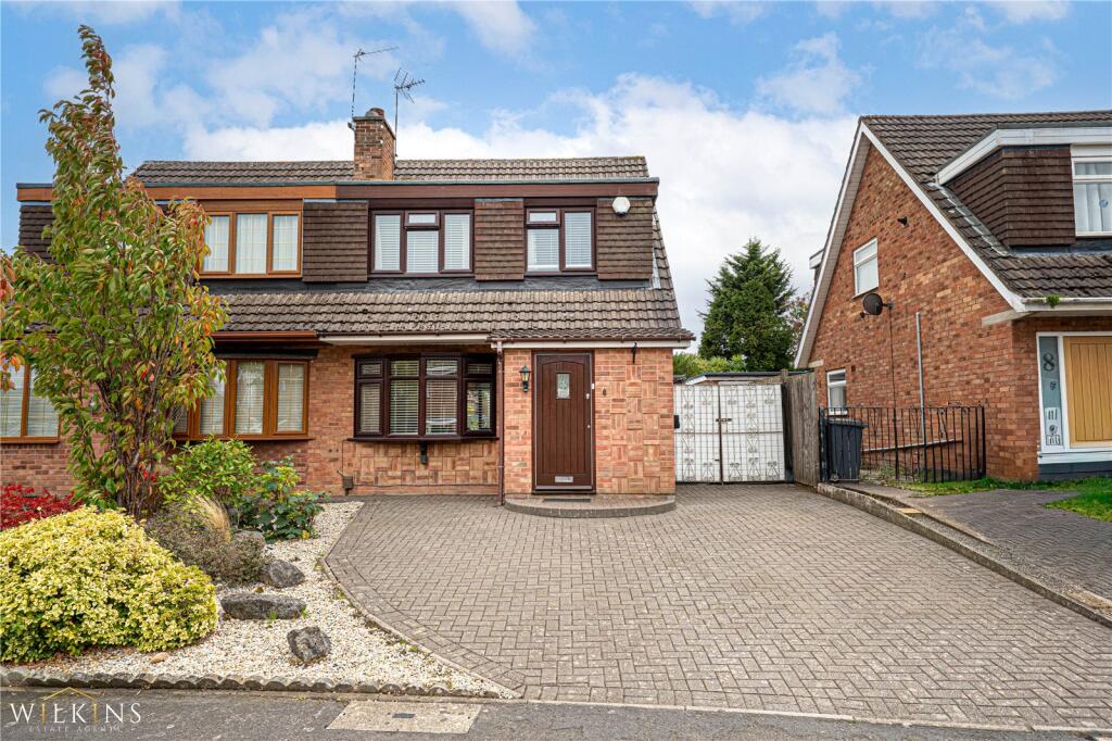 3-bed semi-detached on Alderbrook Drive, Nuneaton, Warwickshire, CV11, £270,000