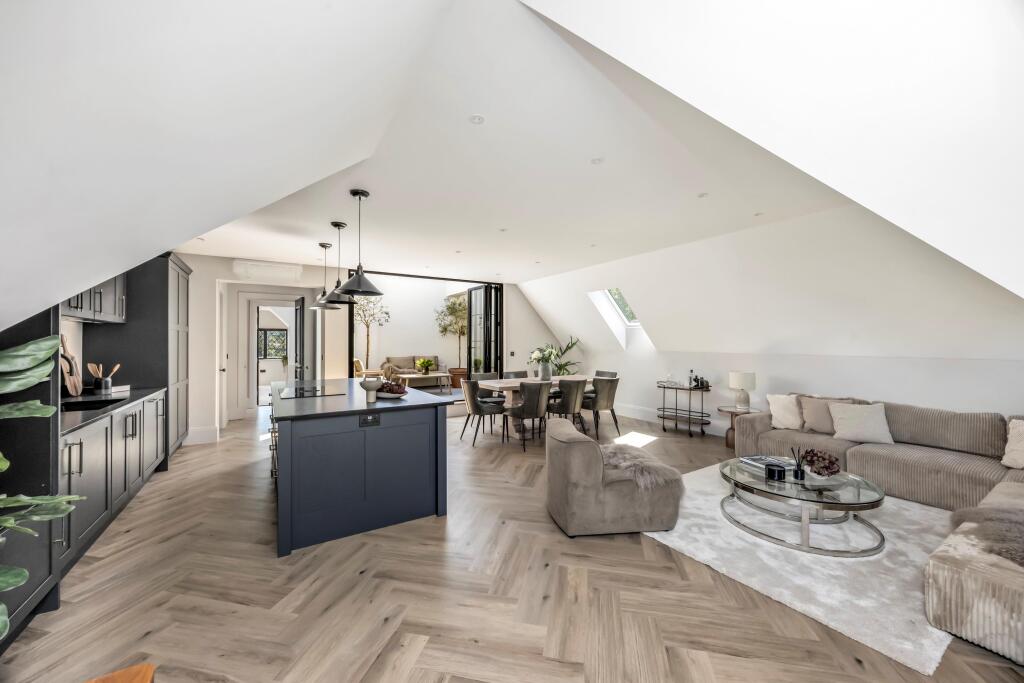 Apartment in Kingston upon Thames - View 2