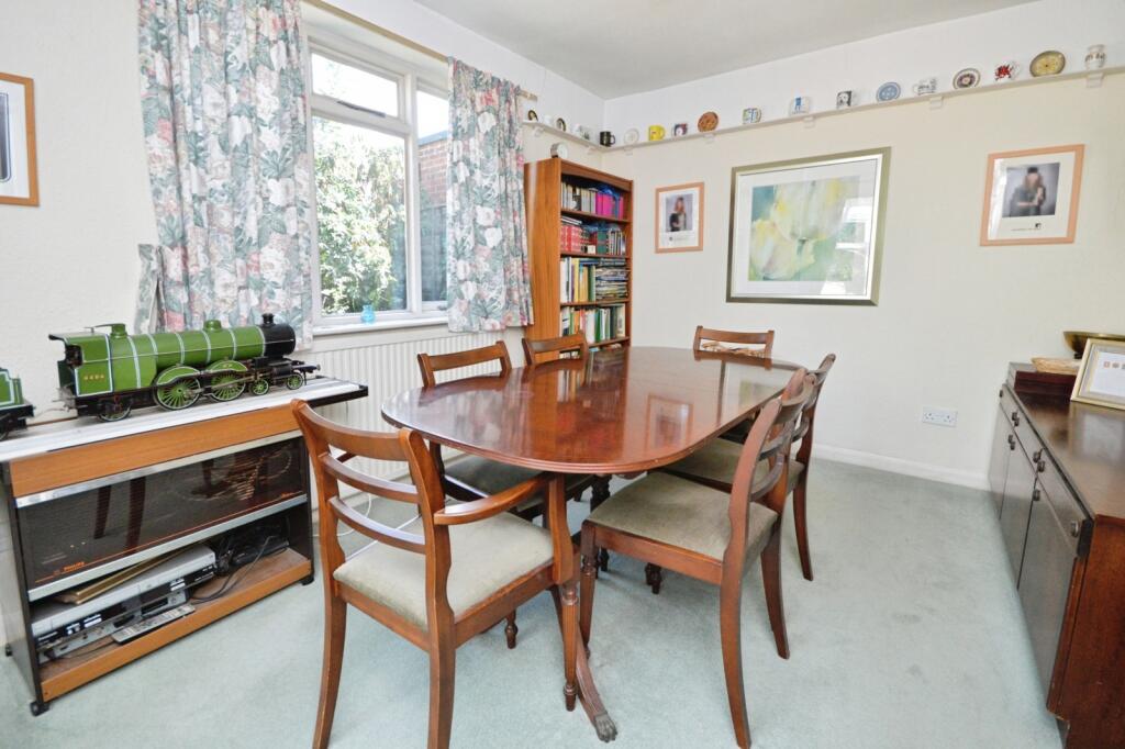 Hazel Close, Whitton, Twickenham, TW2 photo 4