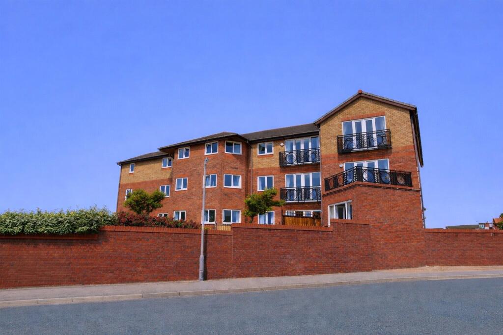 2-bed flat on Alderley Road, Hoylake, Merseyside, CH47, £265,000