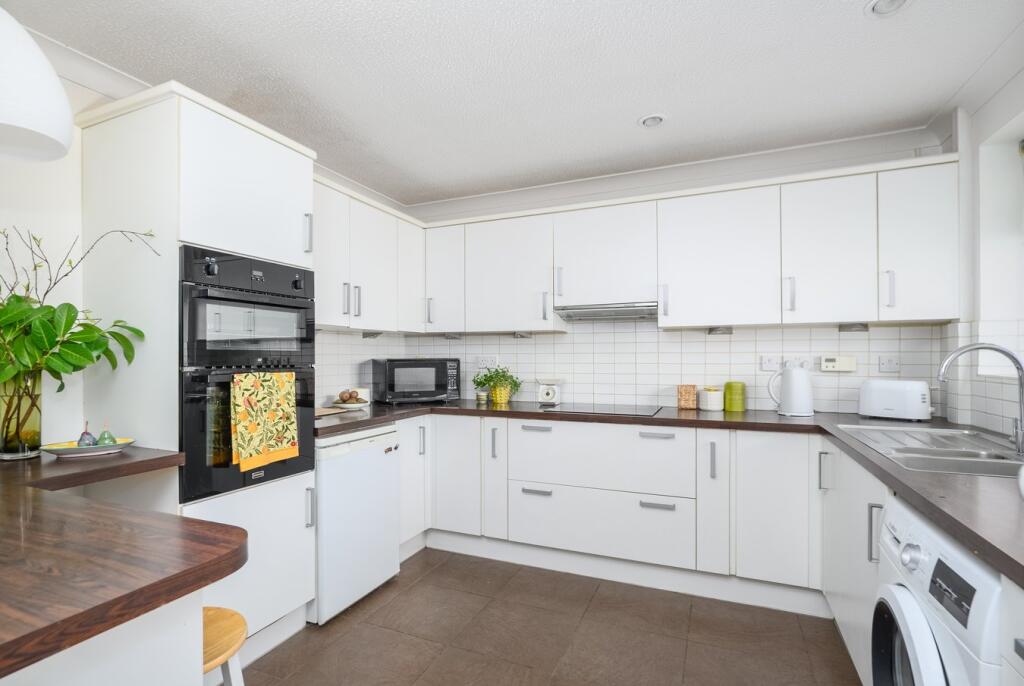 Conyers Close, Hersham Village, KT12 – pohled 3
