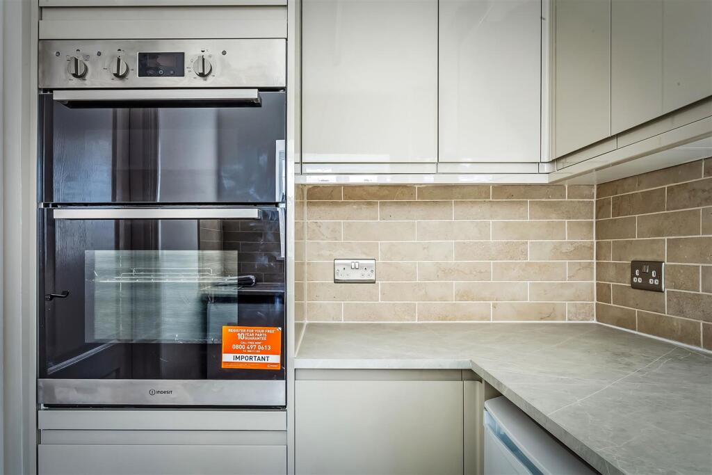 Apartment in Tandridge, Hurst Green, Oxted - More