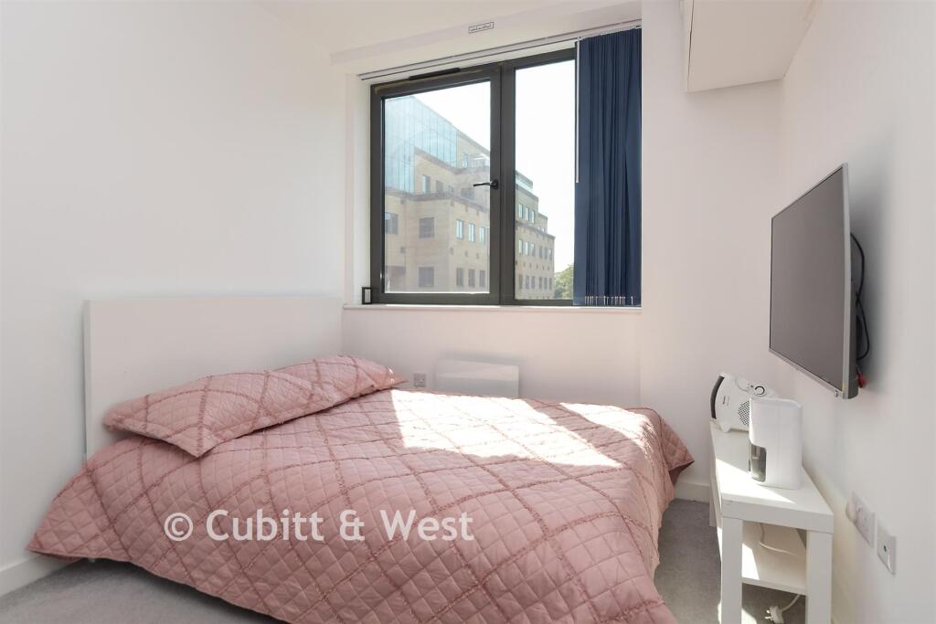 Apartment in Redhill, Reffles Bridge, Earlswood - More