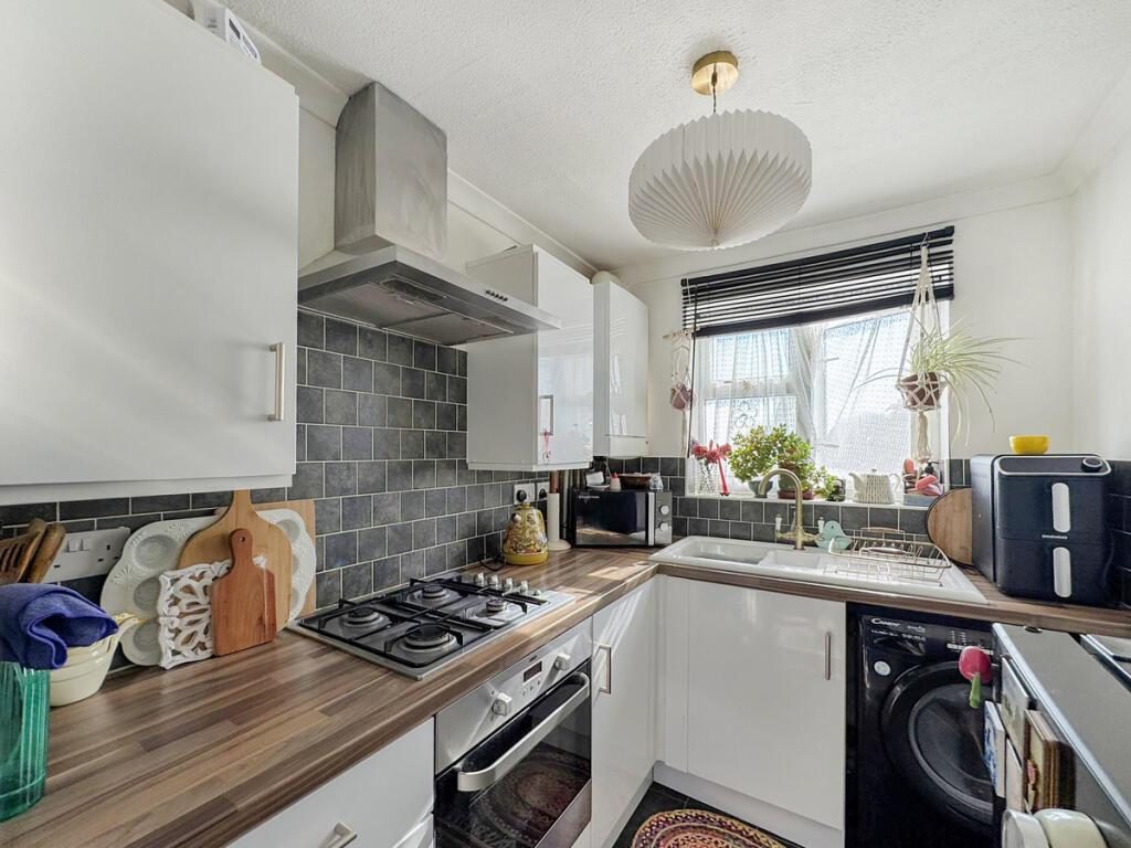 Wallace Avenue, Worthing, BN11 photo 3