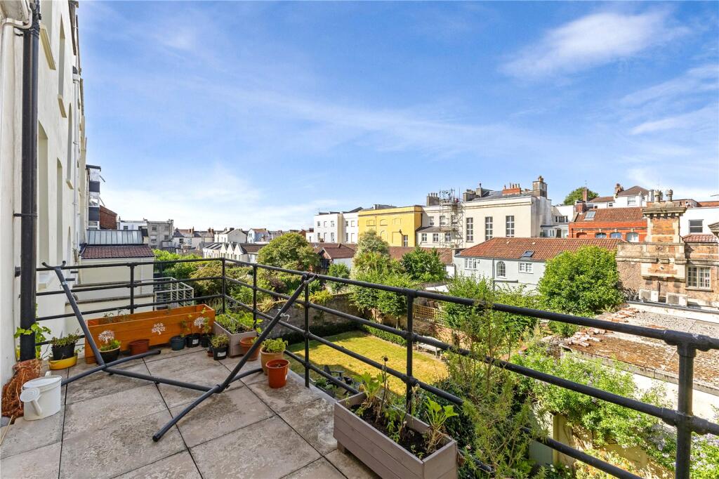 Apartment in Bristol, Clifton Village, Hotwells - View 2