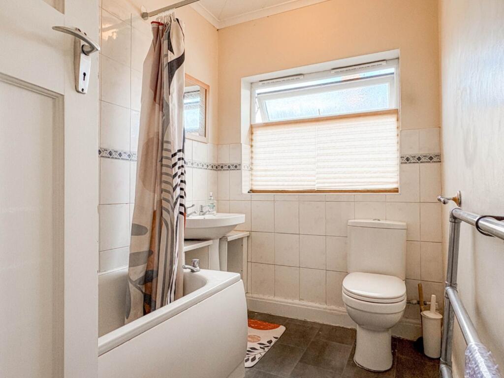 House in Reading, Lower Earley, Earley - View 5