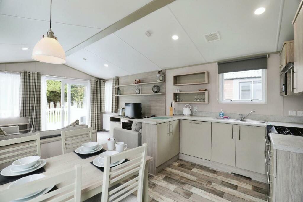 2-bed caravan on Allerthorpe Golf & Country Park, Allerthorpe, York, £80,000