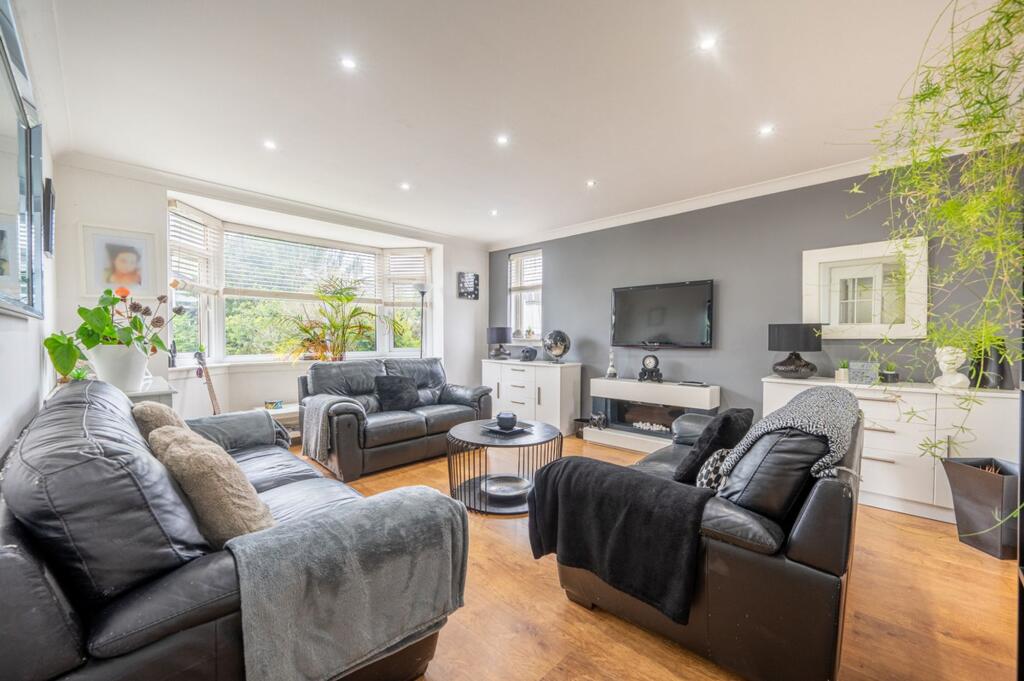 Broomhill Avenue, Newton Mearns, G77 photo 2