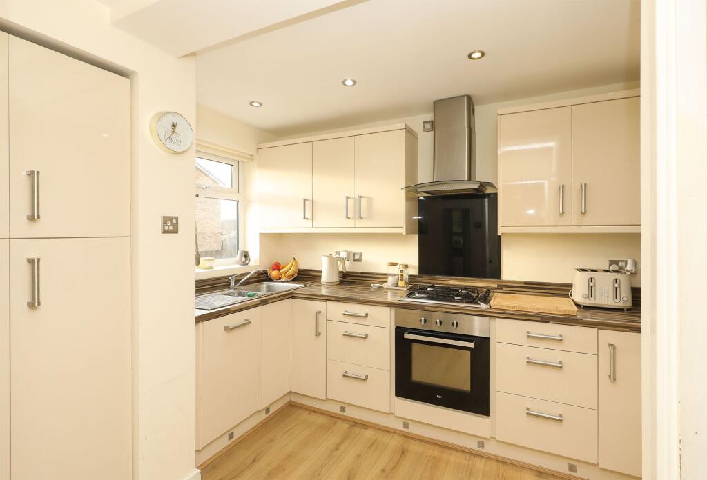Epping Gardens, Sothall, S20 photo 2