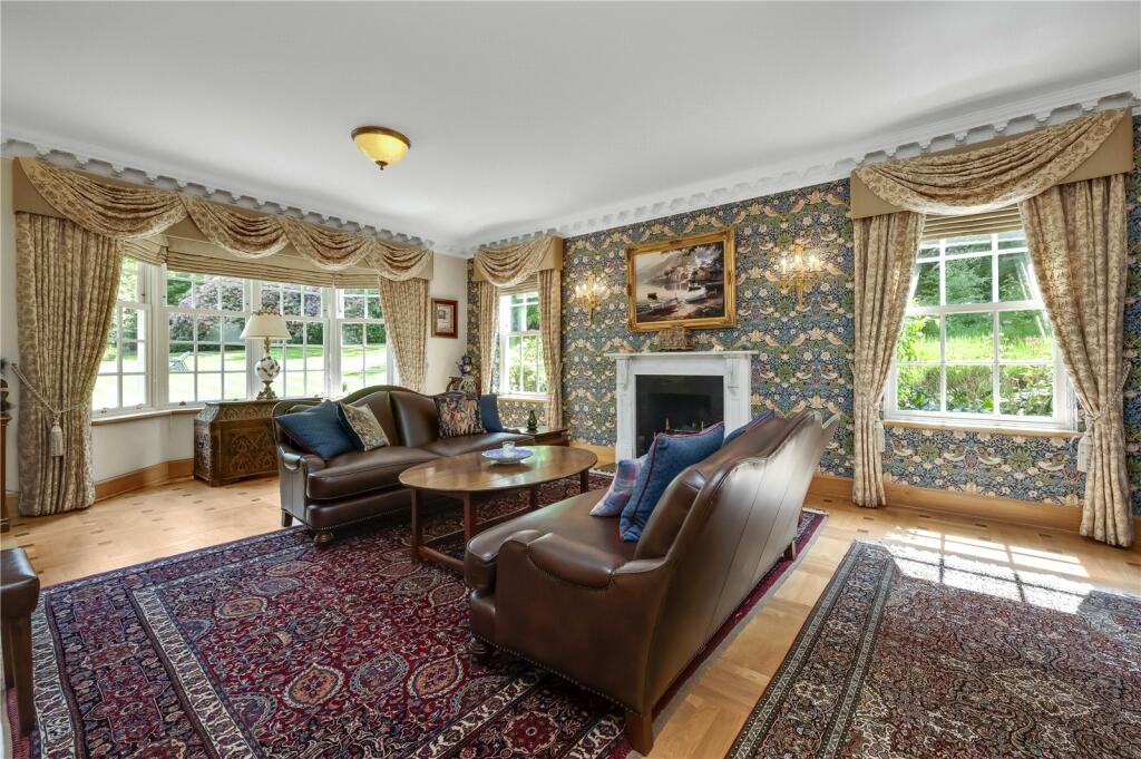 East Road, St George's Hill, KT13 photo 3