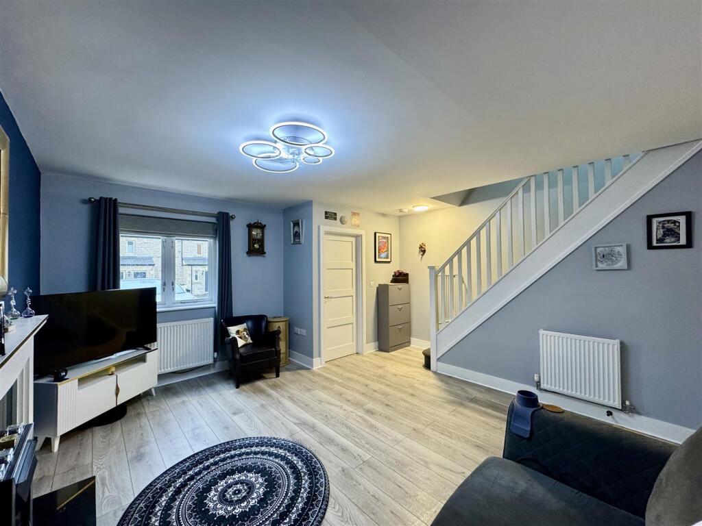 Holly Tree Court, Dalton, Huddersfield, HD5 9BT photo 2