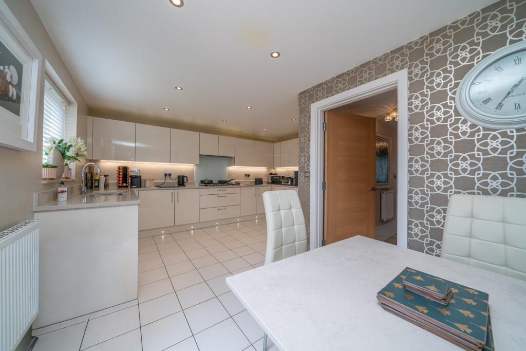 Jupiter Close, Aylesbury photo 4