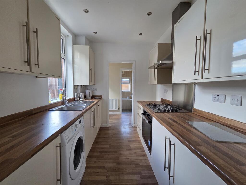 House in Mansfield, Forest Town - More