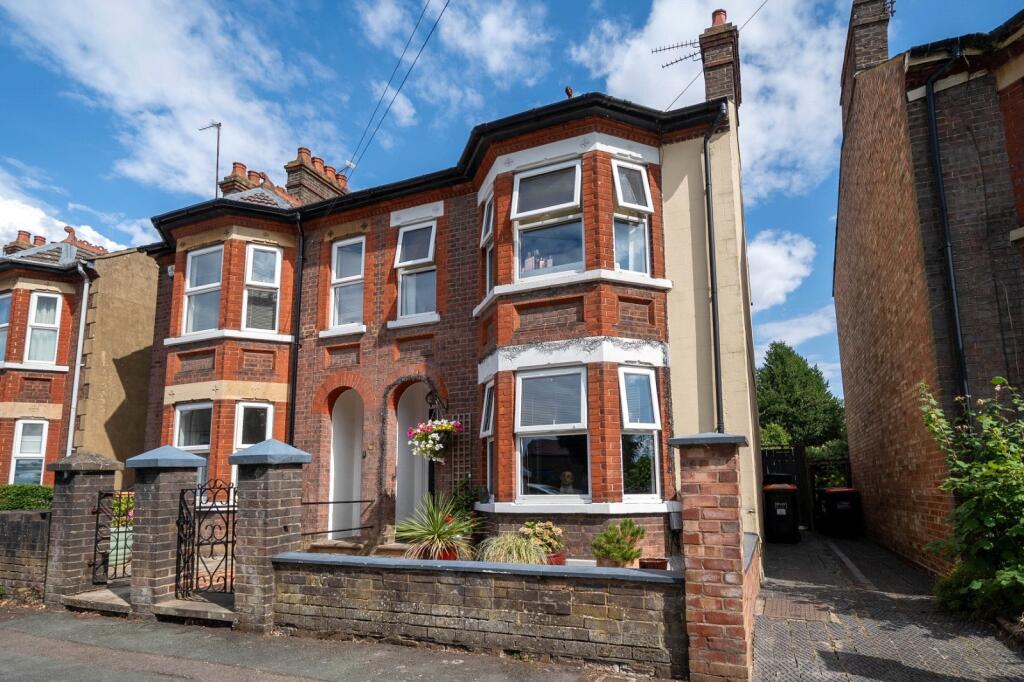 Main image of property: Grove Road, Dunstable, Bedfordshire, LU5