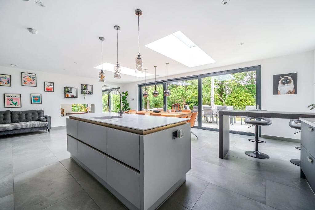 Pine Drive, Finchampstead, RG40 photo 2
