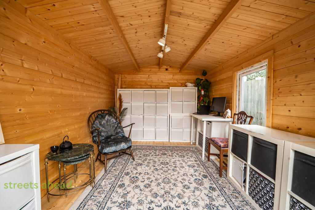 House in London, Waddon - View 3