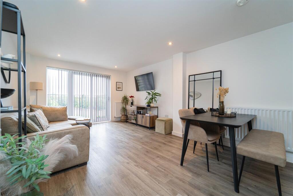 Apartment in Trafford, Gorse Hill - View 5