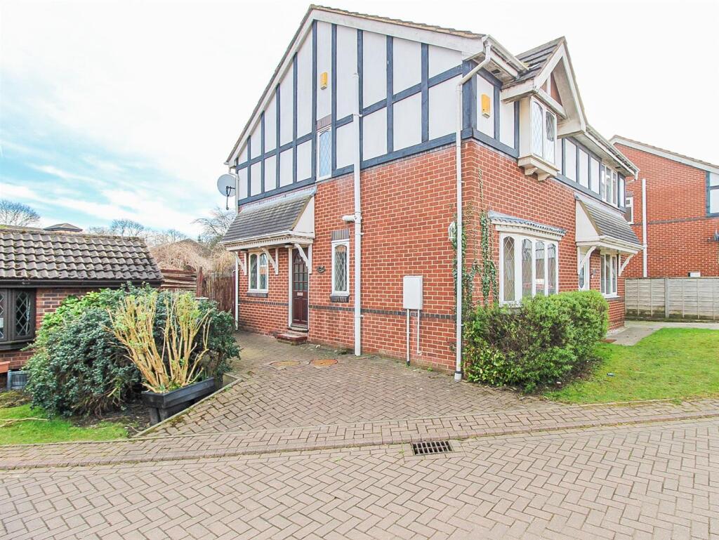 3-bed semi-detached on Ashbury Chase, Outwood, Wakefield, £170,000