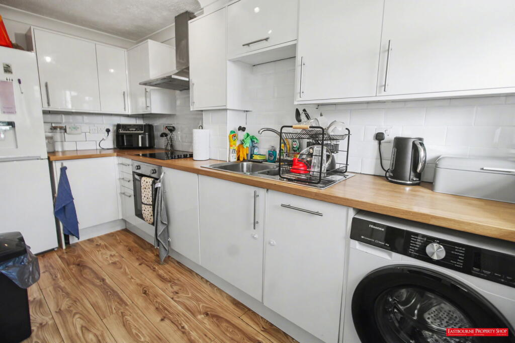 Snowdon Close, Eastbourne, BN23 8HW photo 3