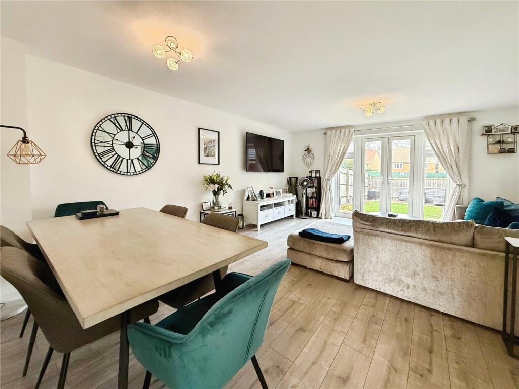 Gale Close, Yateley, Hampshire, GU46 photo 2