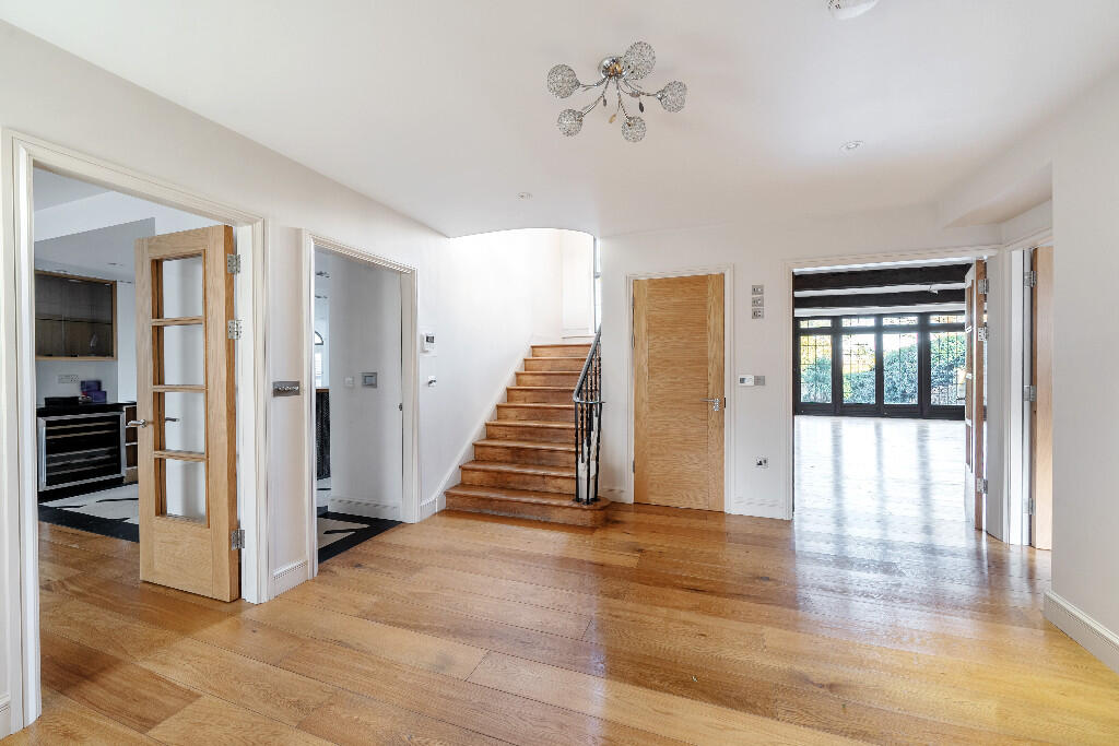 House in London, Totteridge - View 2