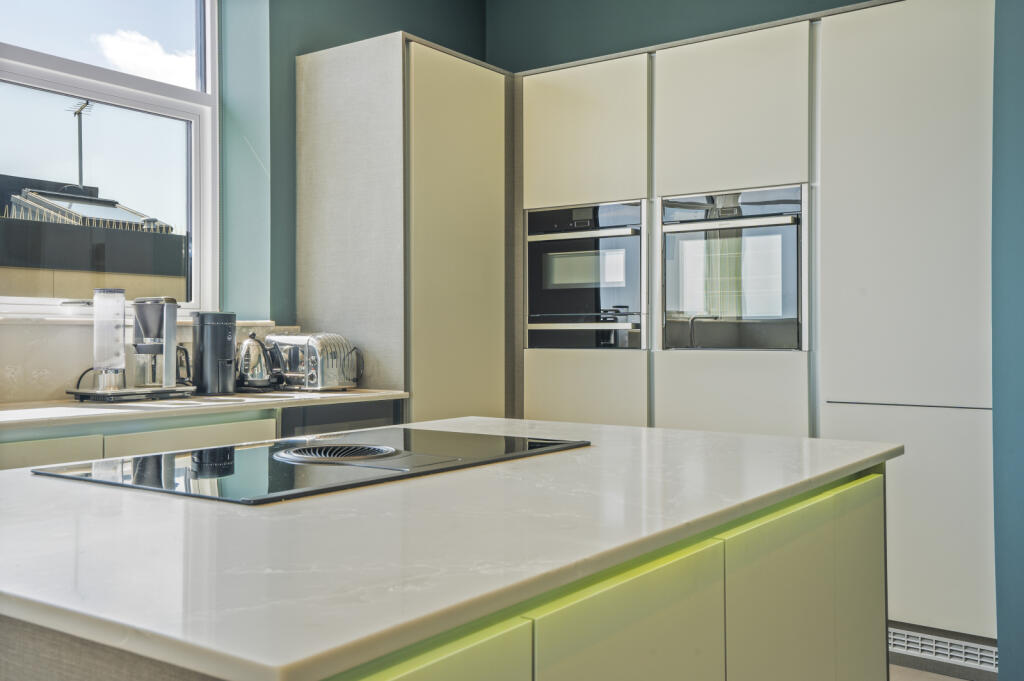 Apartment in Christchurch, Pokesdown, Bournemouth - More