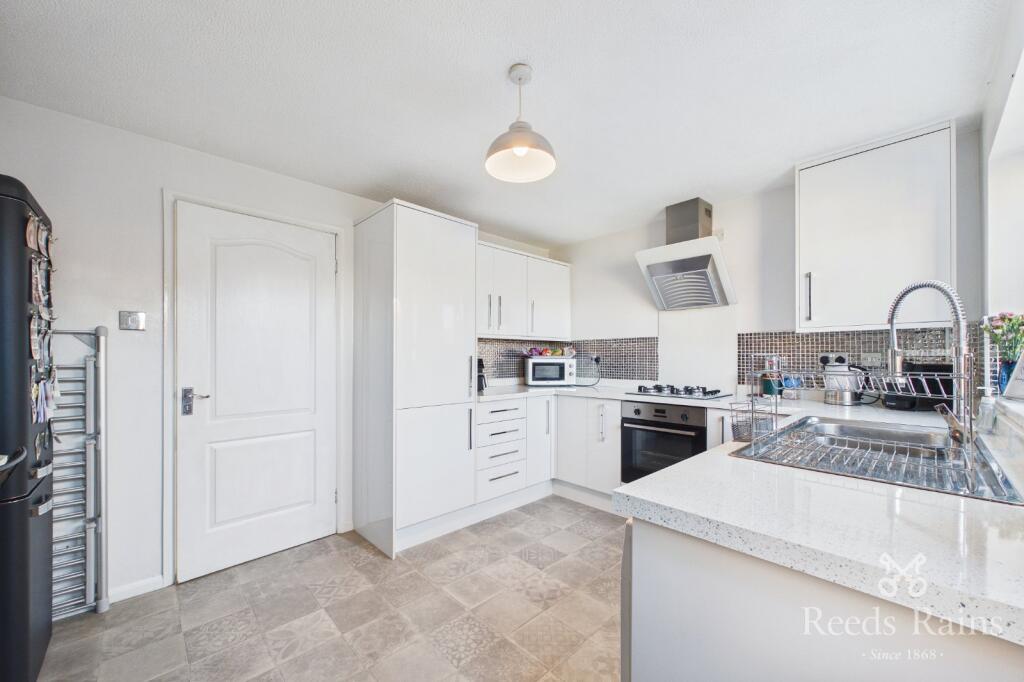 House in Rotherham, Throapham, Dinnington St. John's - View 5