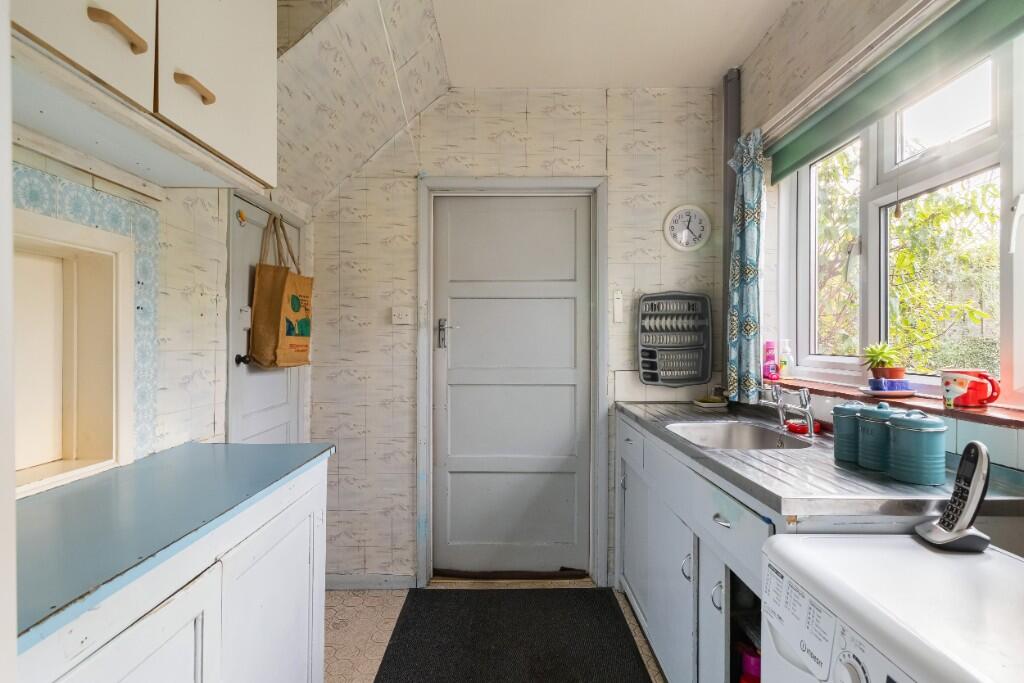 Castle Road, Great Bedwyn, SN8 3LS photo 3