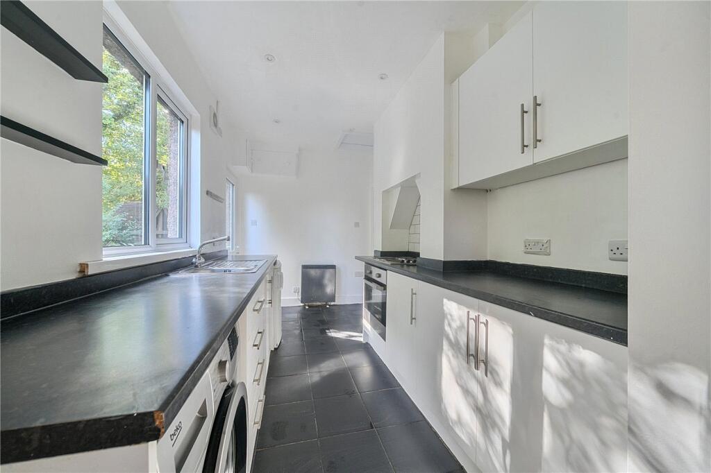 Salisbury Road, Marlborough, Wiltshire, SN8 photo 4