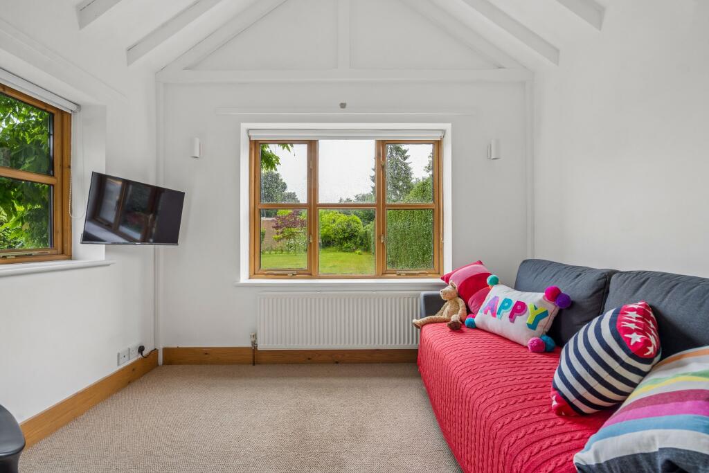 House in Amersham, Chesham Bois - More