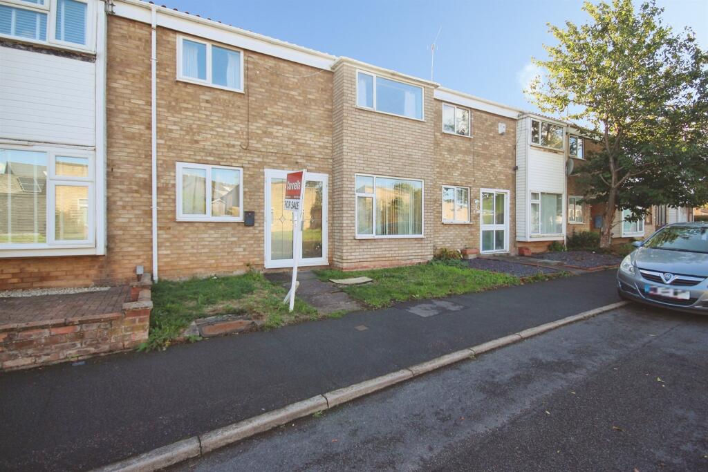 3-bed terraced on Gainsborough Drive, Leamington Spa, £230,000