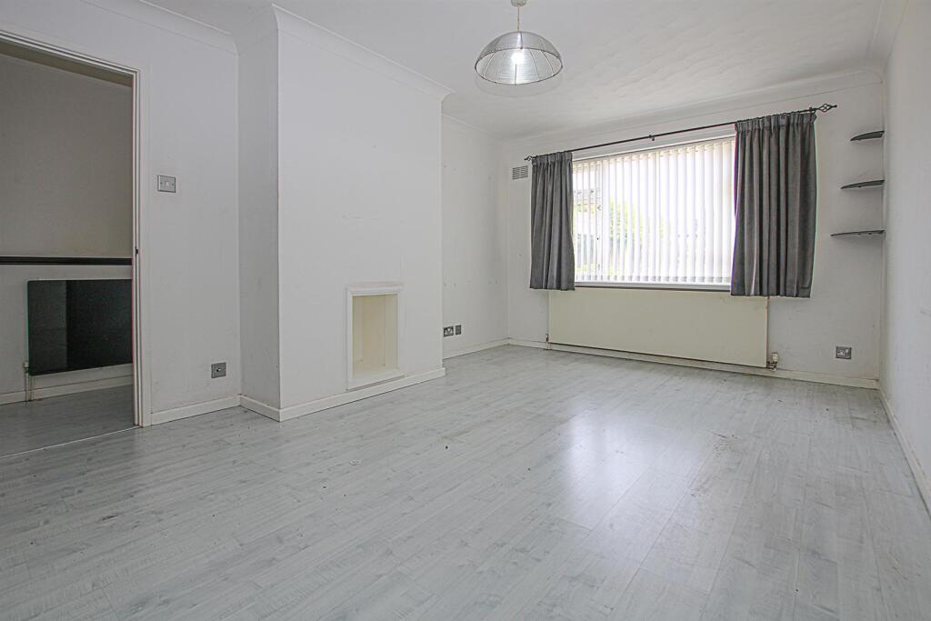 Elliott Close, Newmarket photo 4