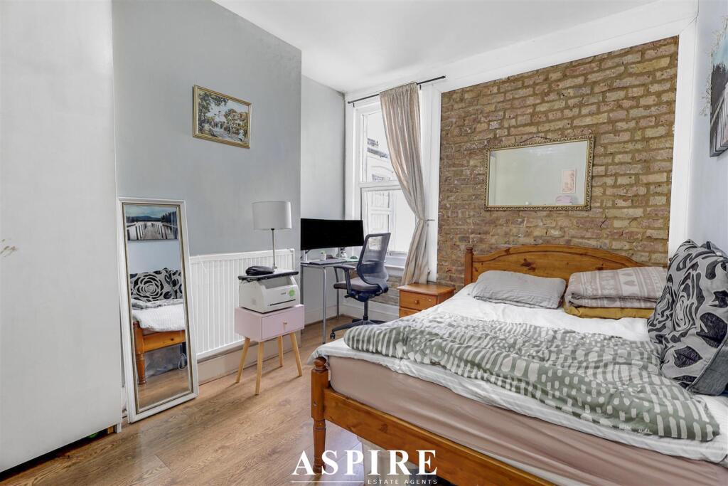 Apartment in Southend-on-Sea - More
