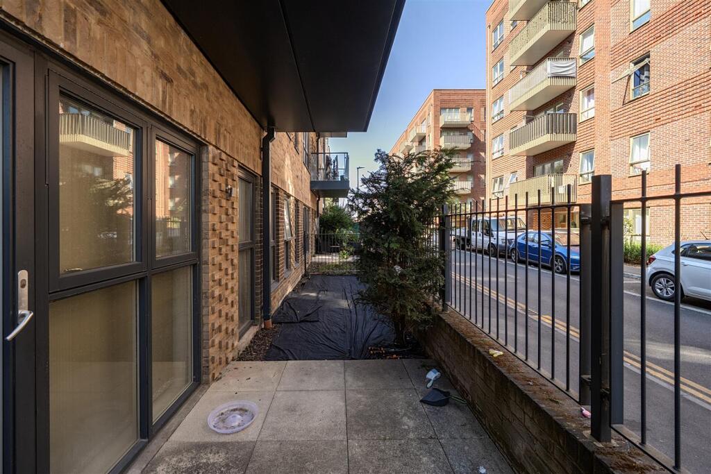 Apartment in Watford - View 5