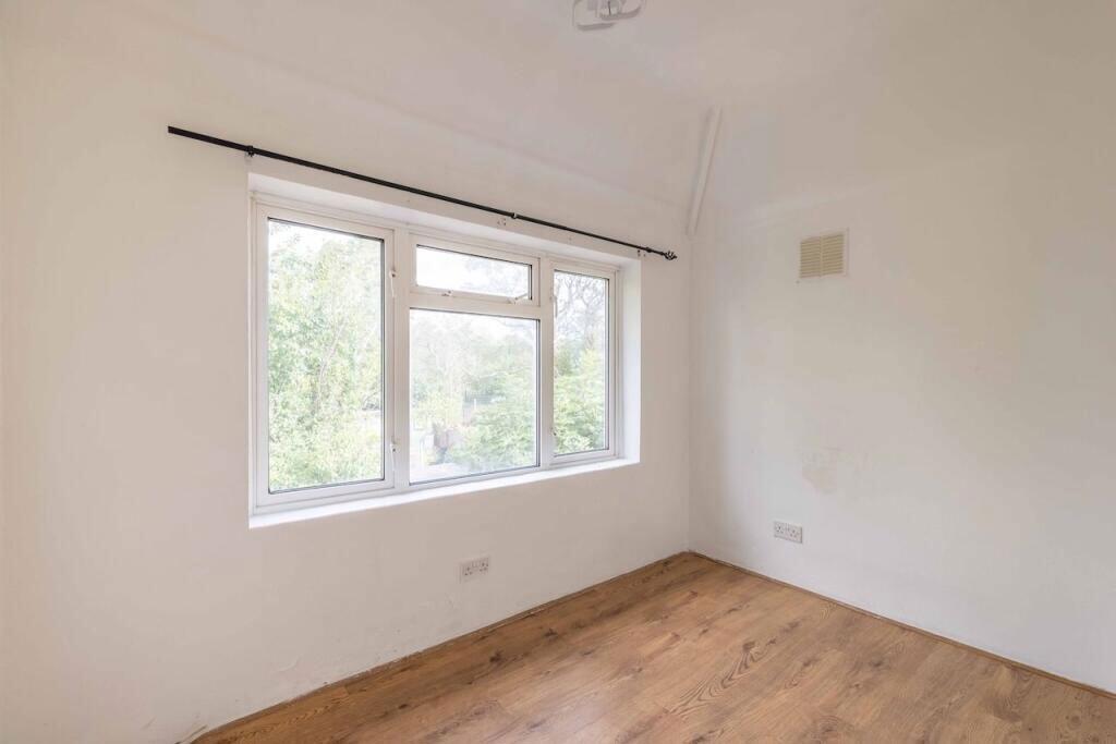 Apartment in Slough - More